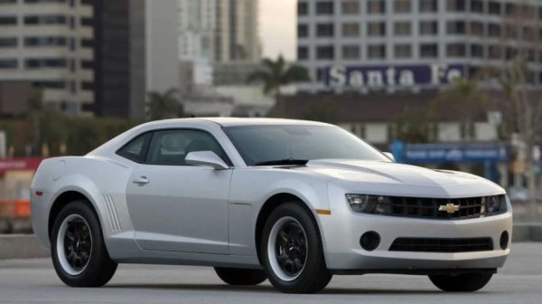 Двигател: 3.6-литров V6

Мощност:  312 к.с.

Трансмисия: 6-степенна автоматична

Задвижване:  към задните колела

Ускорение от 0 до 60 мили в час (97 км/ч): 6,0 секунди

Доскоро за 10 000 долара можеше да се купи Camaro с V8 под капака, но времената се промениха и сега опцията е LS от 2011 г. с V6 мотор. Според мнозина този модел има най-добриянт дизайн в историята на модела, което също не е без значение при избора.