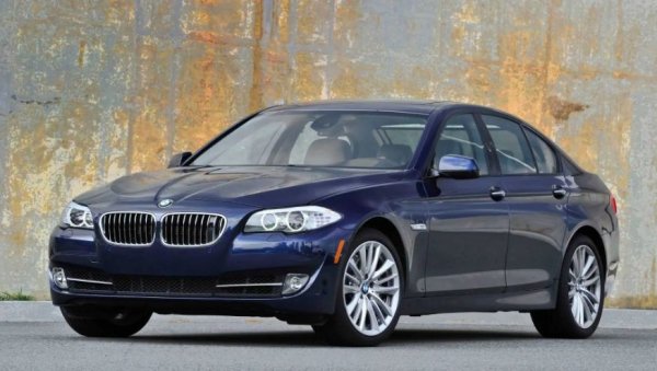 Двигател: 4,4-литров V8 с турбокомпресор

Мощност: 400 к.с.

Скоростна кутия: 8-степенна автоматична

Задвижване: към всички колела

Ускорение от 0 до 60 мили в час (97 км/ч) - 4,3 секунди

BMW 5-Series (F10)  изхвърли 4.8-литровия V8 на предшественика си за по-малък, но с турбокомпресор, 4.4-литров двигател, повишавайки мощността си от 360 на 400 к.с. и добавяйки нова 8-степенна автоматична трансмисия. Посочената цена е за кола с пробег 136 000 км, но ако сте готови да рискувате с автомобил, изминал над 160 000 км, ще платите по-малко.