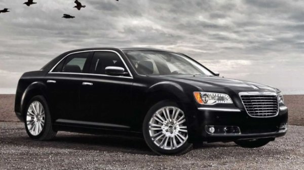 Двигател: 5,7-литров V8

Мощност: 363 к.с.

Скоростна кутия: 5-степенна автоматичвна

Ускорение от 0 до 60 мили в час (97 км/ч): 5,3 секунди

Ако искате голям седан със задно предаване, опитайте 2012 Chrysler 300C. Той идва с 5,7-литров V8 двигател на марката, като се появи веднага сед големия фейслифт на модела. А това означава наличие на супер голям 8,4-инчов екран за информация и развлечения с операционна система Uconnect на марката. Така тази кола изглежда технологична дори по съвременните стандарти.