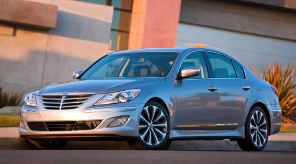 Двигател: 5,0-литров V8

Мощност: 429 к.с.

Скоростна кутия: 8-степенна автоматична

Задвижване: към задните колела

Ускорение от 0 до 60 мили в час (97 км/ч): 4,9 секунди

Hyundai Genesis (2009-2012 година) се предлага с гигантски 5,0-литров V8 двигател, произвеждащ 429 к.с. Това е с 29 конски сили повече от оригиналния Dodge Viper, който със сигурност не може да се намери за тези пари. Hyundai предлага и R-Spec версия на този модел, която добави малко бърз хардуер, но тя е по-скъпа. В случая обаче получавате превъзходен, луксозен, високотехнологичен и мощен седан.