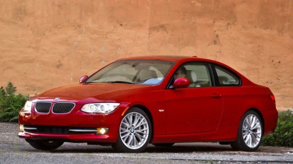 Двигател: 3,0-литров I6

Мощност: 300 к.с.

Скоростна кутия: 6-степенна механична

Задвижване: към задните колела

Ускорение от 0 до 60 мили в час (97 км/ч): 5,1 секунди

Година преди BMW да унищожи купето 3-Series и да го превърне в 4-Series, версията 335i беше сравнително забавен луксозен автомобил, оборудван с 3,0-литров редови двигател с 300 к.с., 6-степенна механична трансмисия и задвижване на задните колела. Намерете такъв с пробег под 136 000 км (80 000 мили) и той ще ви струва под 10 000 долара.