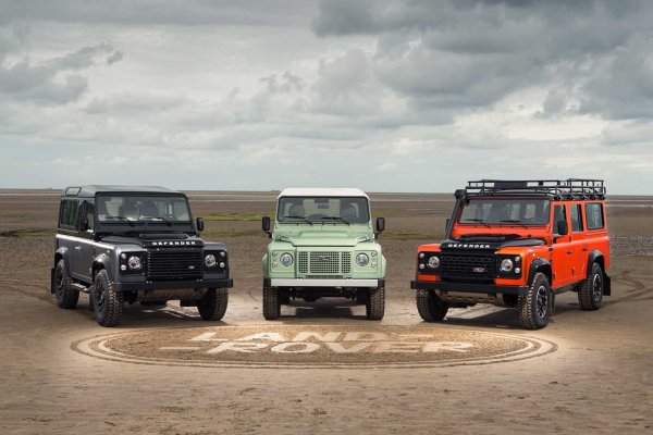 Не, не Range Rover спечели сребърния медал с 68 години производство от 1948 до 2016 г., а Land Rover и леко освежения Defender. Интересното е, че производствената площадка на фабриката в Солихъл остава същата през целия период на производство. Нито едно от техническите подобрения, въведени през годините, не размиха рустикалния характер на британеца.