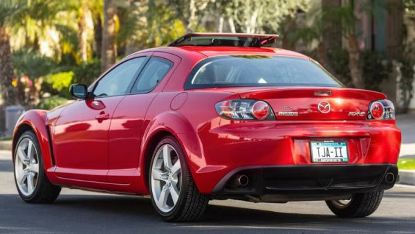 MX-5 Miata отдавна е стандартният спортен автомобил на Mazda, но моделите с роторен двигател често са предлагали повече вълнение и по-добри характеристики. RX8 е чудесен пример за автомобил, който би бил непобедим, ако не беше ненадеждността на роторния двигател.

Той се управлява отлично, има стилен и практичен дизайн, с отварящи се назад задни врати и място за четирима, а двуроторният му двигател е чудесен за ускорение, с незабавна реакция на педала на газта. Но огромният разход на масло, съчетан с безкрайни механични проблеми, означава, че този малък спортен автомобил никога не достигна висотите, на които можеше да се изкачи. Използваните модели са редки, но евтини, и макар да не са за всеки, те са обречени на величие в следващите години. 
