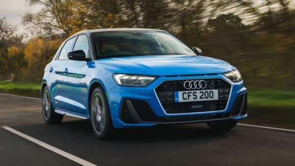 Най-малкото Audi, което дели платформа с Volkswagen Polo, отчита цели 16% спад на годишна база, най-вече защото не е сред приоритетите в затрудненото от недостига производство. През октомври обаче нещата явно са започнали да се оправят, защото продажбите са цели три пъти над тези за същия месец на 2021. 
