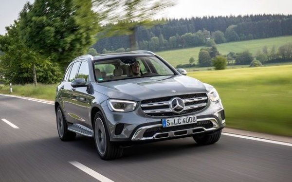 За десетте месеца продажбите на GLC не стоят толкова зле - само около 3% спад спрямо 2021. Но през последните месеци изоставането става видимо по-голямо. 
