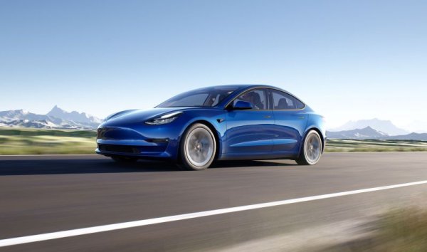 Доскоро най-продаваният електромобил в Европа, но през 2022 Model 3 всъщност има най-големия пазарен спад от всички в Топ 20 - цели 43%. Миналата година по същото време регистрациите бяха почти 103,000. Основната причина, разбира се, е в друг модел на Tesla. 
