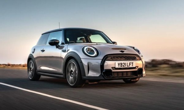 Минимален ръст от около половин процент за основния модел на британската марка под шапката на BMW, но той е достатъчен да изстреля MINI Hatch на първа позиция в европейския премиум сегмент. 
