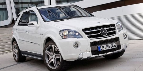 Mercedes-Benz M-Class е първият модел на марката, произвеждан и в САЩ, тъй като идеята е той не само да си съперничи с BMW X5, но и с американските автомобили от този клас. Точно по това време обаче компанията преминава през период на сериозни проблеми с качеството. Това си личи и от факта, че стойността на M-Class непрекъснато пада.

При всъдехода се появяват проблеми с ръждата, като големите панели по каросерията означават по-скъп ремонт. Двигателите, особено бензиновите, често дават дефекти, същото важи и за електрониката. Отопляемите седалки се късат, тъй като нагревателят излиза от строя. А както подобава на истински Mercedes, резервните части и ремонтите са много скъпи.