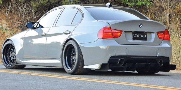 Моделът 335i е добър пример за това защо не трябва да си купувате любим на феновете на марката автомобил. Той е оборудван с един от най-добрите двигатели на BMW с турбокомпресор - N54, но вероятно и най-ненадеждният. В наши дни тази кола изглежда като страхотна покупка на абсурдно ниски цени, но вероятно само след няколко седмици, ще съжалявате.

Дори във форумите на феновете на BMW определят 335i като "ненадежден", тъй като проблемите започват почти веднага след придобиването на автомобила. Те се отнасят предимно за турбомотора и системата ABS.