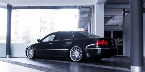 Този модел се превърна в катастрофа за продажбите на Volkswagen, тъй като се опита да убеди публиката, че компанията е направила луксозен модел от най-висока класа. Същата тази компания обаче е известна с това, че предлага "автомобили за хората". И няма никакъв смисъл да променя тази си стратегия. Сега Phaeton може да се намери евтино на пазара, но ремонтите му струват много пари.

Volkswagen на няколко пъти отзова Phaeton. Двигатели като 3.0 Diesel може наистина да са добри, но това не се отнася за W12 или V10 TDI. Моторът W12 беше използван и в Bentley Continental, така че поддръжката му няма как да не е скъпа. Разходите при V10 също са много високи. Освен това, моделът има и много проблеми с електрониката.