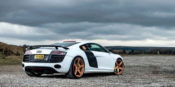 Моделът R8 беше първият суперавтомобил на Audi и постигна огромен успех, който се дължеше и на появата му като колата на Тони Старк във фирма "Железният човек". Той обаче не е толкова надежден, колкото мнозина си мислят. Самата кола е построена много добре, но е и много сложна. Поправките по каросерията са скъпи, а съединителят бързо се износва при моделите със скоростна кутия R-Tronic. Ремонтът на съединителя излиза над 1500 евро плюс разходите за труда.

Олекотеният акумулатор струва 900 евро, така че мислете му, ако забравите светлините включени за дълго време. Тази кола изисква внимание и може да бъде ремонтирана само в специализиран сервиз, което означава сериозни разходи за части и труд.