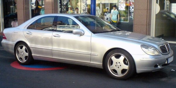 Седанът W220 е разработен в момент, в който Mercedes-Benz намалява разходите си, за да увеличи печалбата. Автомобилът вече не се прави на ръка, което се отразява негативно на качеството му. Оттам идва и лошата му остатъчна стойност.

Един от често сещаните проблеми е с боята на модела, която е на модна основа. Въздушното окачване също е много проблематично, освен това W220 има и ужасна електроника. Подобно на BMW 7-Series (Е65) тази кола също е пълна с технологии, които водят до редица проблеми. Някои от системите продължават работа дори след изключване на двигателя, което води до изтощаване на акумулатора.