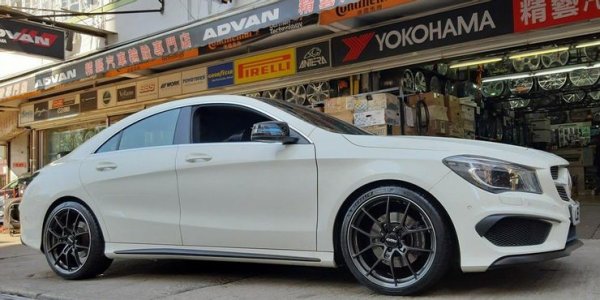 Този Mercedes-Benz CLA се произвежда в Унгария и не е изключено, това също да се е отразило на качеството му. След излизането му на пазара компанията от Щутгарт беше принудена да организира няколко сервизни акции заради различни проблеми. Четири от тях бяха свърза с въздушните възглавници.

Моделът страда от неизправности на дисплея, отказ на системата "стар/стоп", загуба на мощност и множество течове. Собствениците се оплакват и от силно тракане в интериора, което означава, че CLA вероятно ще прекарва повече време в сервиза отколкото на пътя. Частите и ремонтите му са скъпи, тъй като все пак това е Mercedes.