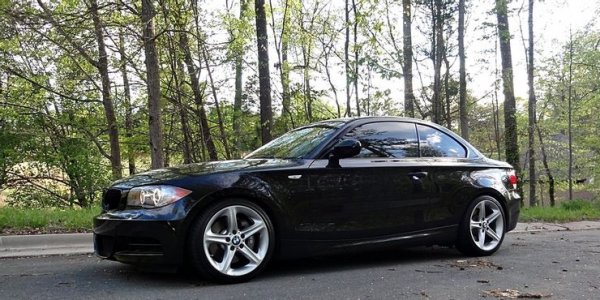 Проблемите на този модел са свързани основно в електрическите системи, но се срещат и оплаквания от двигателите, особено от бензиновите. При тях се отчита загуба на мощност, както и силни вибрации, които понякога водят до влизане на мотора в авариен режим.

Като най-проблемен се посочва модела 135i, като повечето дефекти при него са идентични с тези на 335i, за които вече стана дума. Моторът страда от повреда ни турбото и течове, които не само, че са трудни за отстраняване, но са и доста скъпи.