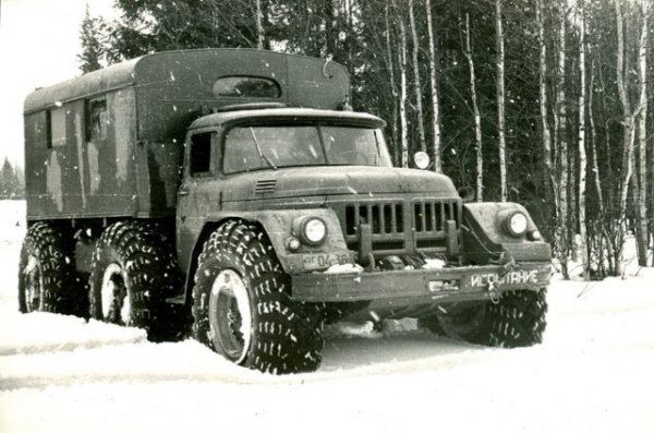 ЗИЛ-132 с автоматична трансмисия и 34-цолови гуми през 1964 г.
 