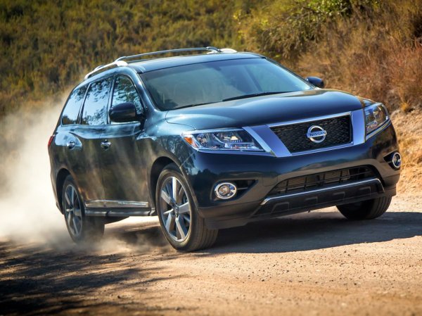 Ако търсите Nissan Pathfinder на пазара на употребявани автомобили, има голям шанс да попаднете на модел от 2013 или 2014 г. Той е много популярност, но именно това са и двете най-лоши години по отношение на надеждността.

Основните проблеми са свързани със спирачната система и с въздушните възглавници. А това означава, че тези автомобили не само ще глътнат още пари заради вероятни бъдещи ремонти, но и ще изложат на опасност живота на возещите се в тях. Consumer Reports включи тези две моделни години на Pathfinder в Топ 10 на най-лошите покупки за съответните години.