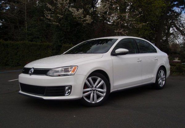 Volkswagen Jetta не се представи добре през миналото десетилетие Лошите рецензии и оценките на потребителите измъчваха конкретно моделите от 2010 г. до 2016 г. Списъкът с проблеми на този модел трябва да е достатъчен, за да откаже много от евентуалните купувачи.

Ако решите да закупите един от изброените годишни модели, трябва да сте готови да платите за ремонт на силовите агрегати на автомобила, вътрешното покритие и аудио системата. Климатикът също се разваля често.