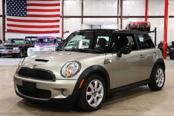 Гамата на Mini Cooper е много забавна, но не е толкова забавно да се харчат пари за ремонти, като това се отнася с пълна сила за моделите от 2007 до 2011 г., които, поне на теория, би трябвало да са много здрави и надеждни.

Проблемите с изброените моделни години включват повреди със съединителя и турбокомпресора на автомобила. Можете също така да очаквате тракане на ауспух и развалени задни врати.