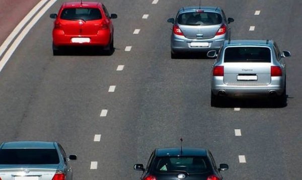 Тези, които гледат на пътя като на състезателна писта, също са често срещана причина за инциденти. Опасни маневри, смяна на лентата без забавяне, непрекъснато засичане на други участници в движението - подобно поведение рано или късно води до трагедия.