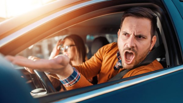 В края на тежък работен ден много неща могат да ви вбесят, но все пак е важно да запазите хладнокръвие. Тук отново е посочен пример със САЩ, където от 2007 г. насам са отчетени над 10 000 тежки инцидента заради спор между шофьори. При тях са убити над 300 души, а 12 500 са ранени.