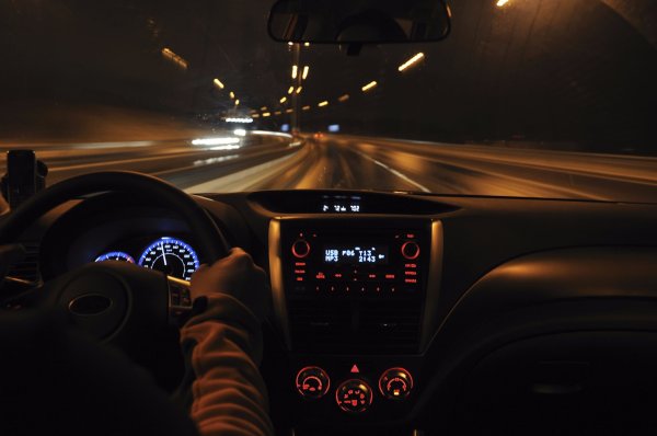  Не е нужно да сте уморени или да шофирате през сняг и дъжд. Понякога е достатъчно да бъдете заслепени за кратко от ярката светлина на идваща кола, за да попаднете в катастрофа.  