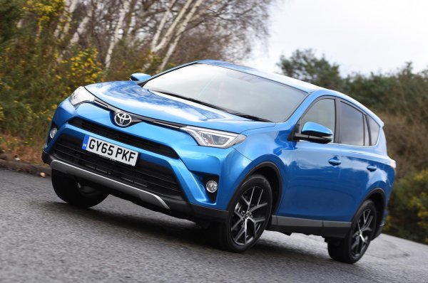 Кросоувърът RAV4 наскоро смени поколенията, но предишната генерация (2013-2019 година) получава максималните 100%. Отлично се представя и предишният RAV4 (2006-2012 година) с 95,7%, а малкият Yaris Hybrid (2011-2020 година) също се оказва безотказен – 100%.