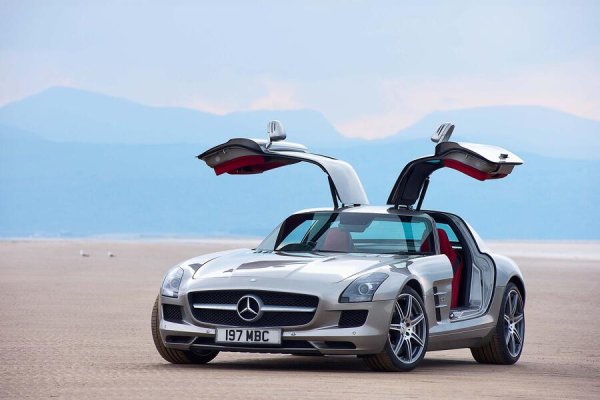Това беше първият модел на Mercedes, разработен изцяло от AMG. SLS отбеляза началото на нова ера в дизайна на марката. Разполагаше с най-мощния атмосферен двигател в света &ndash; 6,2-литров V8 &bdquo;M159&ldquo; с 563 к.с. и впечатляващи криловидни врати.

SLS нямаше нищо несигурно &ndash; това беше истинска суперкола. Беше по-широк от S-Class и се похвали с допълнителни 112 к.с. в сравнение с и без това прекалено мощния C 63 AMG.
