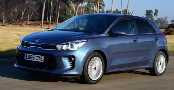 За: Изглежда страхотно, лесен за шофиране

Против: Не е забавен, ограничена информация и развлечения, твърдо возене

Kia Rio (Mk4) помогна на корейската фирма да направи голяма крачка напред на пазара. Спретнатите му линии му придават най-зрял вид. Управлението го прави изключително лесен за шофиране, дори и да няма много забавление. 

Все пак, Kia е най-изтънченият  автомобил тук, въпреки че има най-твърдото возене. Производителността на 1,25-литровия му двигател не е особено впечатляваща, но осигурява отличните 5,5 литра на 100 км разход. Скоростна кутията е здрава, петстепенна ръчна. 
