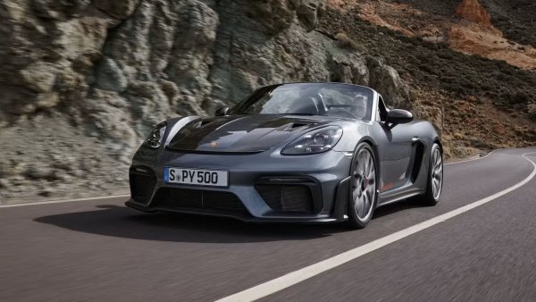 Porsche 718 Spyder и неговият предшественик Boxster Spyder са изключително олекотени машини за пуристи. Те са специални версии на масовите кабриолети и помагат на марката да се утвърди като еталон за забавление зад волана на открит автомобил с централно разположен двигател. Тези леки атлети с високооборотни атмосферни мотори се появяват в различни периоди от историята на Porsche, като последно ги виждаме под формата на върховия RS вариант, чието производство спря съвсем наскоро.
