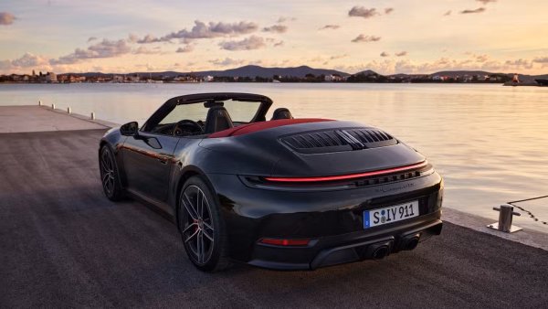 Мускулестите модели от гамата GTS отдавна се смятат за златната среда за феновете на 911, които търсят богато оборудван автомобил, ориентиран към феновете зад волана. Най-новата открита версия надгражда този чар с модерни технологии и най-добрите динамични показатели до момента.

Това ниво на оборудване по принцип включва като стандарт редица спортни екстри, които при останалите версии на 911 се доплащат. Най-новото 911 GTS Cabriolet се възползва и от ревизирано шаси, подобрено охлаждане и прекалибрирана аеродинамика. Всичко това помага на колата да поддържа много висока скорост с по-малко напрежение за водача и техниката.

