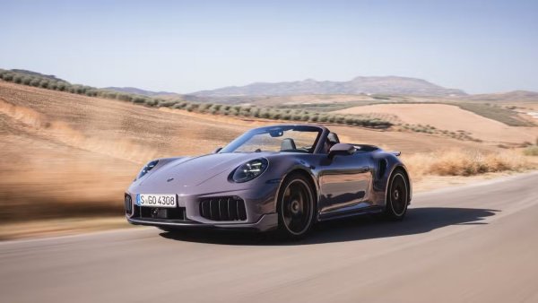 Версиите Turbo и Turbo S на Porsche 911 винаги държат титлата на най-мощните в гамата, като от години се предлагат и в открит вариант. Инженерите на марката проектират всяко следващо поколение на 911 така, че да бележи сериозен скок пред своя предшественик. Затова не е изненада, че най-новото 911 Turbo S Cabriolet развива умопомрачителните 322 км/ч.

Най-новата версия не само използва мощна технология с нов електрически турбокомпресор за по-добра реакция при подаване на газ, но и разполага с напреднала аеродинамика. Всичко това работи в перфектен синхрон с последните достижения на Porsche в настройките на шасито и технологията на амортисьорите. 
