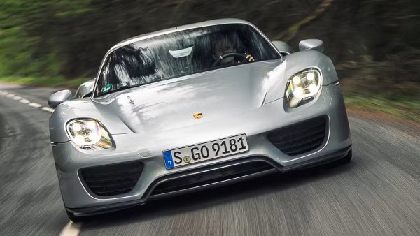 Най-бързият сериен кабриолет на Porsche в историята е и единственият модел в списъка, който се зарежда от контакта. Като духовен наследник на Carrera GT, 918 Spyder се появява десетилетие по-късно и носи нова доза инженерни решения, от които черпят вдъхновение бъдещите модели на марката.

Този път фокусът пада върху даунсайзинга и електрификацията. Във времена, в които много клиенти се отнасят скептично към хибридите, 918 Spyder прегръща тази технология в типичния за Porsche стил.
