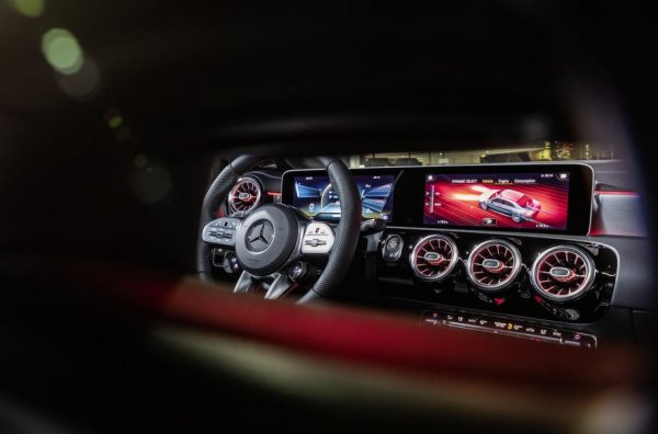 Системата MBUX на Mercedes вече от второ поколение при новите модели на марката, но в случая от Wards Auto похвалиха първия вариант. Ярките цветова, широките възможности за персонализация и голям брой &bdquo;дружелюбни&ldquo; функции правят тази система една от най-технологичните на пазара.