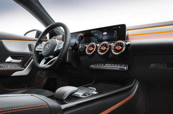 Няма проблеми и с асистентите &ndash; круиз-контролът Distronic помага за автоматичната смяна на лентата на движение, като е свързан със системата за следене на слепите зони. Автоматичният ограничител на скоростта работи с навигацията от това спестява глоби. Най-важна обаче е навигацията с допълнена реалност, която е свързана с предната камера и дава ясна представа за случващото се пред и встрани от автомобила.