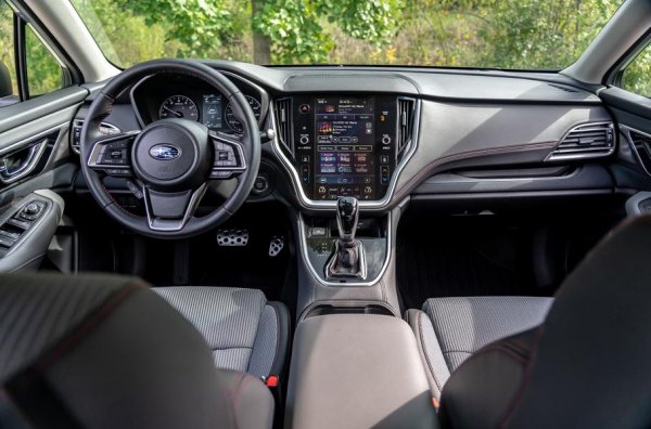 Невероятно, но факт &ndash; Subaru за четвърта поредна година е сред победителите в тази класация. През 2017 година спечели с impreza, година по-късно &ndash; с Ascent, през 2019-а &ndash; с Outback. Сега седанът Legacy получава висока оценка за мултимедийния комплекс с вертикален дисплей &ndash; както на Volvo, както и за системата за контрол на умората на шофьора DriverFocus. Тя разпознава лица и запазва до 5 профила с положението на седалките и настройките на климатика.