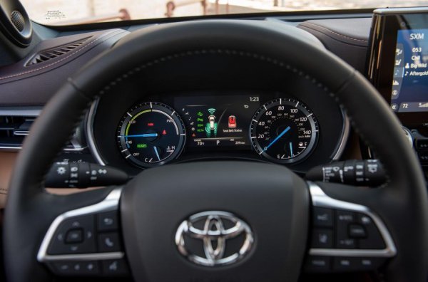 Често Toyota е критикувана за консервативността си, но в случая с Highlander се случва точно обратното. Всъдеходът е оборудван с мултимедия Entune 3.0, която, за разлика от предишните, работи с операционна система Linux, а не с Blackberry QNX. Така се поддържат голям брой комуникации, като системата може да се включва към база данни (облак) и да качва информация за задръстване и за времето.