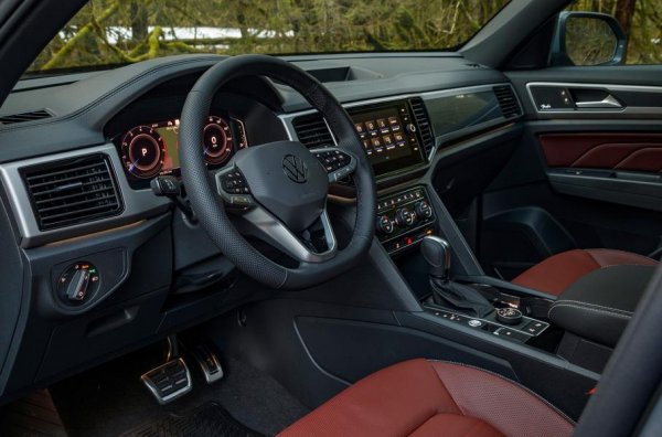 Последният участник не се отличава с нещо особено, но журито смята, че Atlas Cross Sport приближава ерата на безпилотните автомобили. Странно изявление, тъй като кросоувърът е оборудван само с второ ниво на автономно движение. То включва адаптивен круиз-контрол с функция за пълно спиране, който работи при скорост до 60 км/ч, като и система за поддържане на лентата на движение, която разпознава маркировката дори в завоите.