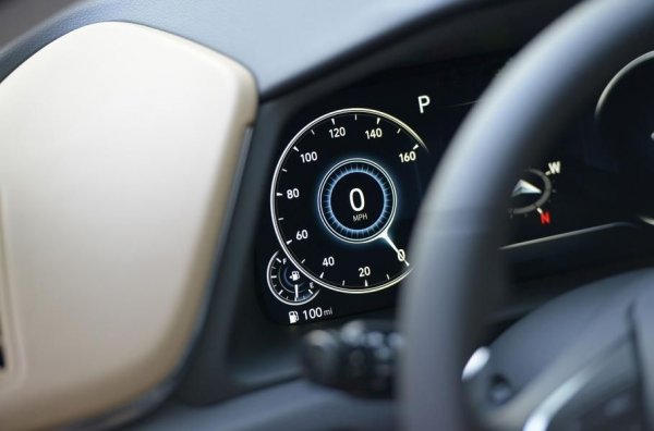 Нестандартен селектор на трансмисията, информационно-развлекателна система с добре подредена структура на менюто и централен дисплей, който лесно може да се раздели на 3 функционални части &ndash; това, според журито, сближава Sonata с представителите на премиум-сегмента. Както и при Chevrolet Trailblazer, така и тук клиентът получава всичко това на достъпна цена, която е доста по-ниска от средната за нов автомобил в САЩ (38 000 долара).