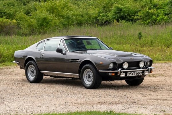 На четвърто място с 87,91 точки е Aston Martin V8 Vantage Series II. Наречен "първият британски суперавтомобил", той дебютира за първи път във филма "Живите светлини" (1987), където Агент 007 за първи път е изигран от Тимъти Далтън, и се появява отново в "Смъртта може да почака" (2021) с Крейг. Максималната му скорост е 273 км/ч, а ускорението до 100 км/ч отнема 6,1 секунди.
