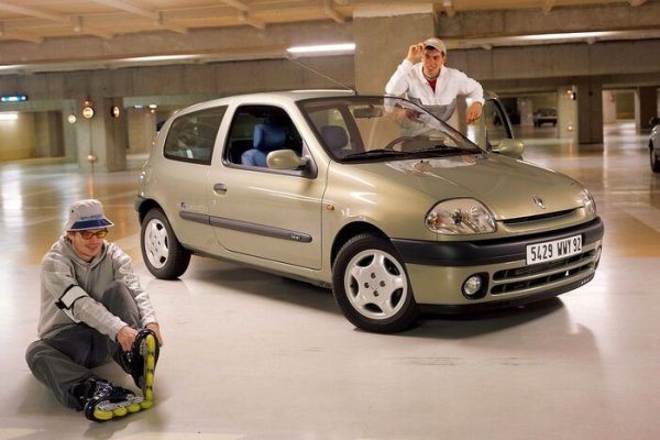 Това сътрудничество стартира през 1998 година, когато кабелният тв канал MTV беше на върха на своята популярност. Ето защо градският хечбек Renault Clio с префикс MTV беше оборудван с особено усъвършенствана аудио система Extra Sound - осем високоговорителя и възможност за автоматично регулиране силата на звука при промяна на скоростта.

Външно музикалната версия на Renault Clio не се открояваше по никакъв начин, но в салона тапицерията на седалките беше променена, а бронята получи собствена емблема.
