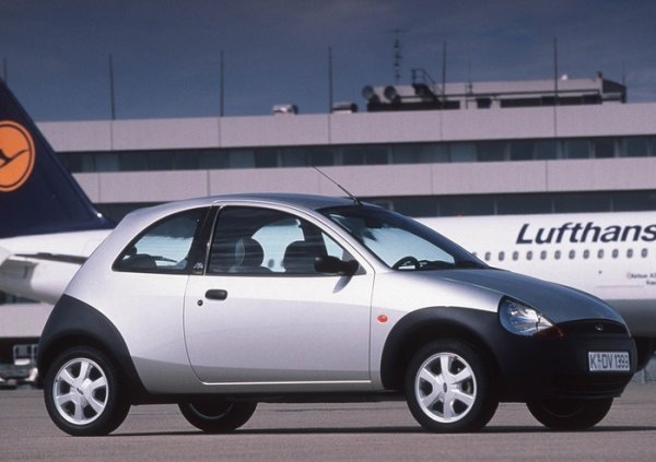Още през 90-те години на миналия век Ford решава да претвори авиокомпанията Lufthansa в поредица автомобили, наречени Ford Ka Lufthansa. Вдъхновен от самолетното пътуване, интериорът на автомобила е проектиран възможно най-близо до този на самолетите на авиокомпанията.

Въпреки че не беше измислено кой знае какво, бяха направени удобни седалки от мека кожа и със същия сив цвят като тези в самолетите. За да се увеличи още повече приликата, тапицерията беше украсена с жълти кантове в стила на Lufthansa. Германските потребители харесаха модела и купиха 3000 бройки от него.
