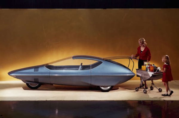 Очарователен в своята простота, Runabout беше триколесен градски автомобил с аеродинамиката на стрела. В багажника имаше две интегрирани колички за пазаруване, за да можете да се заредите с евтина бира. Браво!

Вътре имаше места за петима. За съжаление, колите за пазаруване все още не изглеждат така.