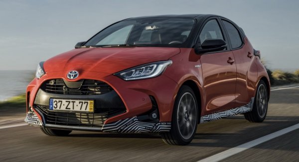 По скромния си разход на гориво, хибридните модели на Toyota, независимо от размера, често бият конкурентите. Сред компактните, новият Yaris се отличава само със средно 2,9 л/100 км поради координираната работа на 1,5-литровия бензинов турбо двигател и електромотора. Тази Toyota се оказа по-пестелива от дизеловите модели в този клас и сериозно се откъсва от конкуренти като Renault Clio Hybrid и Honda Jazz Hybrid с техните 3,6л/100 км.