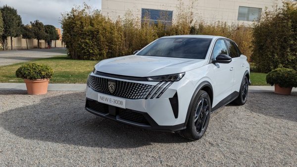 Спрямо 2024: -4% спад

Добрата новина за Peugeot e, че новите 3008 и 5008 - моделите, от които идва най-съществената печалба при марката - се приемат много добре и имат над 400 регистрации за периода. За сметка на това намалява интересът към 208 и особено към 308 (-64%). 

Най-продавани модели:
Peugeot 3008 - 309
Peugeot 2008 - 236
Peugeot 208 - 157
Peugeot 5008 - 110
Boxer - 96
Peugeot 308, Partner и Rifter - по 69
