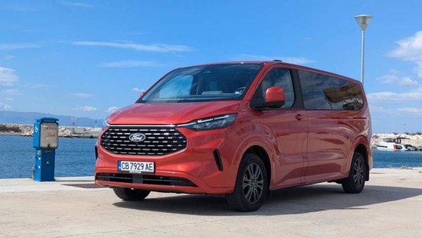 Спрямо 2024: -14% спад

Регистрациите при Ford са с близо 230 по-малко от миналата година, но това се обяснява с тогавашната разпродажба на последните бройки от спряната Fiesta, а също и с няколко големи доставки на Ranger за гранична полиция и други служби, които не се повториха тази година. Сериозен спад (-51%) има и при Focus, който също слиза завинаги от конвейера тази година. За сметка на това обаче лекотоварната гама процъфтява, с 6% ръст при Transit и цели 58% - при Transit Custom. Ръст отчитат и кросоувърите Kuga и Puma. 

Най-продавани модели:
Transit Custom - 259
Kuga - 227
Puma - 169
Transit - 154
Focus - 131
Tourneo Courrier - 108
