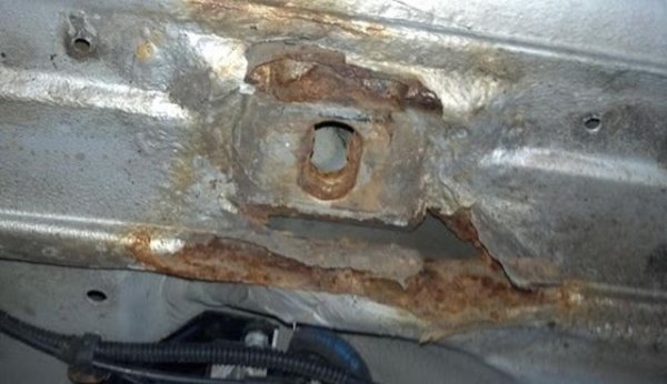 Шасито е солидно, но е добре да се следят шарнирните болтове за прекомерно износване. По изпускателната система и в областта на багажника нерядко се появява ръжда, особено когато автомобилът е каран в страна, където често се ръси с луга и сол през зимата. 
