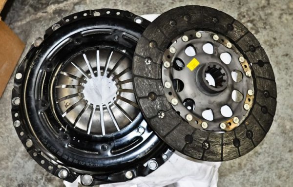 Съединителят изкарва до към 80 000 - 90 000 км. Проверете дали и кога е подменян, защото никак не е евтин. 
