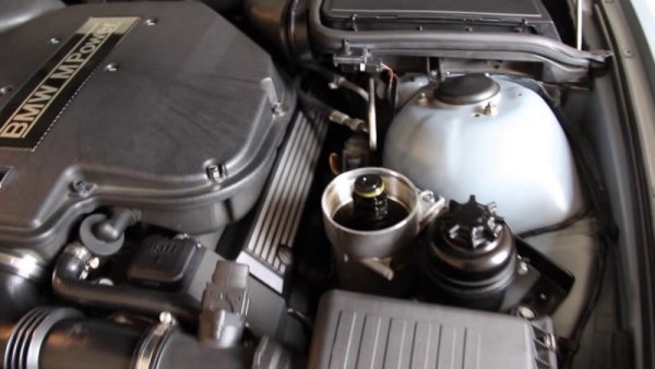 Препоръчва се употребата на синтетика, като Castrol TWS 10W60, което не е никак евтино, но пък позволява малко по-дълги сервизни интервали (от Jalopnik съветват да са на 12 500 км). 
