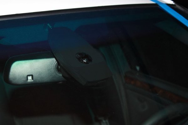 Навремето това бе последен писък на технологията. При Е39 обаче сензорът на автоматичните чистачки е вграден в огледалото, което прави подмяната сложна и болезнена финансово. 
