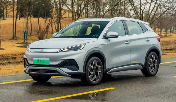 Продаваният в Европа под името BYD Atto 3 кросоувър всъщност дели първото място с Аion V Plus. И двата модела имат средно по 196 проблема на 100 обхванати от проучването автомобила. 
